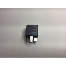 Audi A4 S4 Röle V23134-B52-X301 8D0951253A