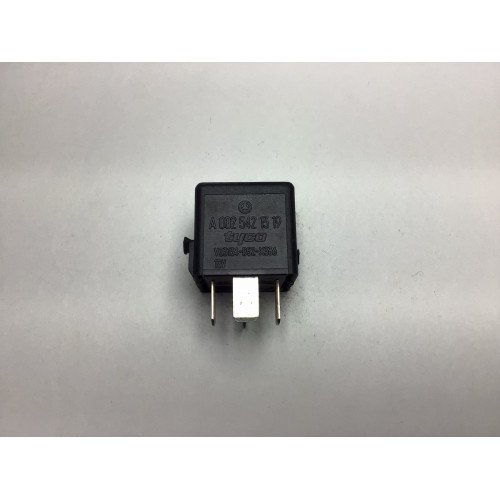 Mercedes Benz Röle Modülü A0025421319 V23134-B52-336